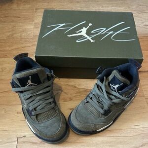 Jordan BOYS size 4y Green and Black Sneakers